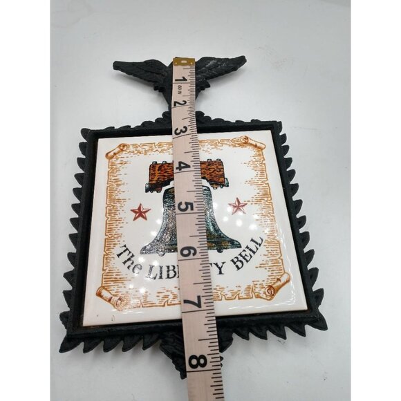 Vintage Cast Iron Enesco Wall Plaque With Ceramic Tile Featuring The Liberty Bel - Picture 3 of 4